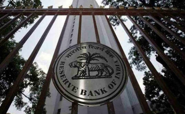 RBI ने एक्सिस बैंक पर 3 करोड़ व आईओबी पर 2 करोड़ रुपये का लगाया जुर्माना RBI ने एक्सिस बैंक पर 3 करोड़ व आईओबी पर 2 करोड़ रुपये का लगाया जुर्माना