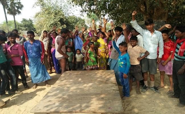 शौच गयीं महिलाओं का फोटो खींचने पर दो गांवों में रोड़ेबाजी, तीन पुलिसकर्मी सहित 9 घायल