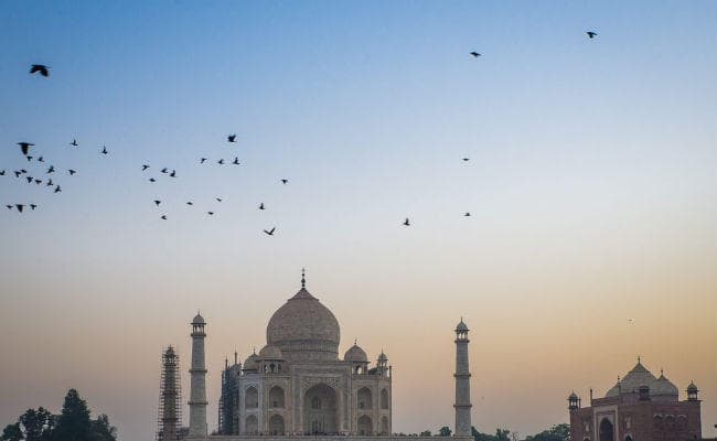 ताजमहल में ड्रोन उड़ा रहे दो पर्यटक पकड़े गये, जानें पूरी बात