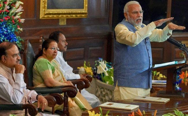 PM मोदी ने सांसदों-विधायकों से कहा-वांछित जिलों में विकास सुनिश्चित करने की दिशा में काम करें