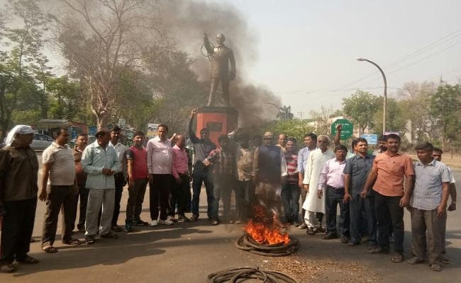 Jharkhand : рдмреЛрдХрд╛рд░реЛ рдореЗрдВ рдЖрдВрдмреЗрдбрдХрд░ рдХреА рдкреНрд░рддрд┐рдорд╛ рдХрд╛ рдЕрдирд╛рджрд░, рд░реЛрдб рдЬрд╛рдо, рдкреБрд▓рд┐рд╕ рдХреЗ рд╕рд╛рде рдЭрдбрд╝рдк, VIDEO