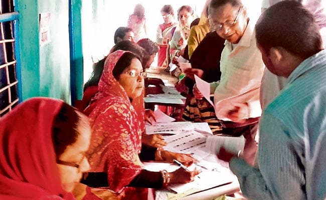 बिहार उपचुनाव : ....जब पिंक बूथ में महिलाओं ने संभाला मतदान केंद्र