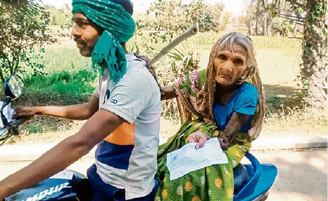 बिहार : उपचुनाव में भी खूब नजर आया वोटरों का उत्साह, 100 साल की जमनिया और 90 वर्ष की सोनामती ने भी डाले वोट