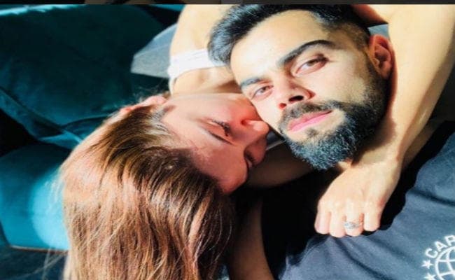 फिर वायरल हुआ अनुष्का-विराट का रोमांटिक kissing pose