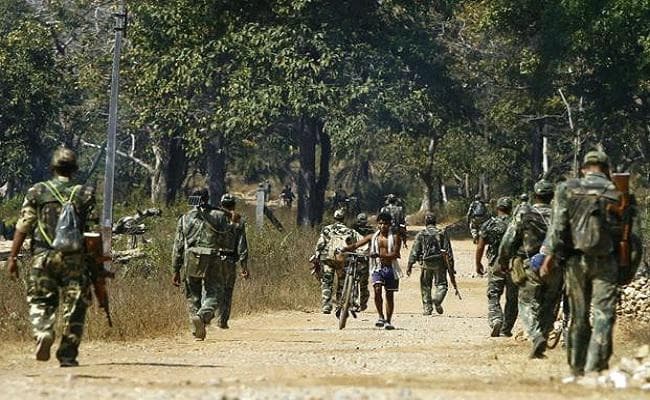 झारखंड : छतरपुर के जंगलों से दीपक उर्फ लंगड़ा समेत 4 नक्सली धराये, गोला-बारूद व हथियार बरामद