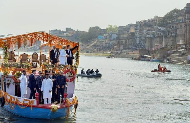 IN PICS: पीएम मोदी ने फ्रांसीसी राष्ट्रपति मैक्रों को करायी तीन किमी गंगा की सैर