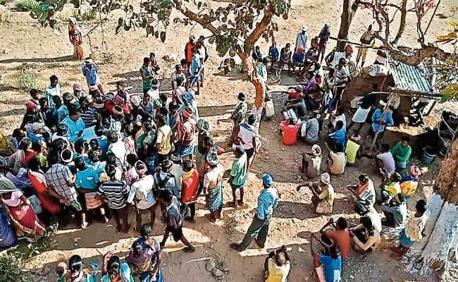 खूंटी : स्कूल में बने पुलिस कैंप को खाली कराने पर अड़े ग्रामीण, पांच घंटे तक घेरे रखा जवानों को