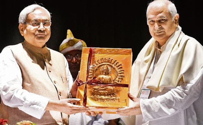 बिहार : एलोपैथिक डॉक्टरों के बराबर आयुर्वेदिक चिकित्सकों को मिलेगा वेतन : नीतीश कुमार बिहार : एलोपैथिक डॉक्टरों के बराबर आयुर्वेदिक चिकित्सकों को मिलेगा वेतन : नीतीश कुमार