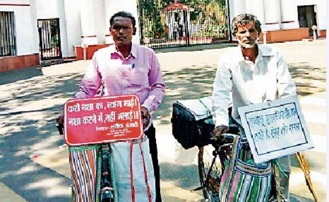 झारखंड : गोड्डा से साइकिल चलाकर रांची पहुंचे लतीफ व रहीम, नशाखोरी के खिलाफ कर रहे जागरूक