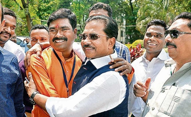 झारखंड रास चुनाव: आरपीएन व हेमंत की घेराबंदी काम आयी, देर रात तक जमे रहे भाजपा-कांग्रेस के कार्यकर्ता