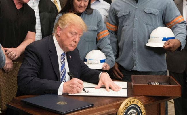 ट्रंप ने सेना में ट्रांसजेंडरों की भर्ती पर ‘‘सीमित परिस्थितियों'' में दी छूट