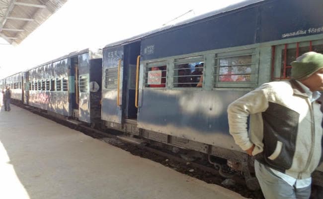 तीस्ता तोर्षा एक्सप्रेस पर बदमाशों ने बोला धावा, तीन यात्री घायल