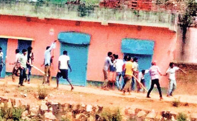 पुरुलिया : रामनवमी शोभायात्रा के दौरान 2 गुटों में टकराव DSP समेत 2 पुलिसकर्मी और 2 ग्रामीण जख्मी, 1 की मौत