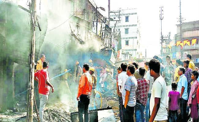 पश्चिम बंगाल : रानीगंज में दो गुटों में संघर्ष, एक की मौत, बम से उड़ी DCP की अंगुलियां