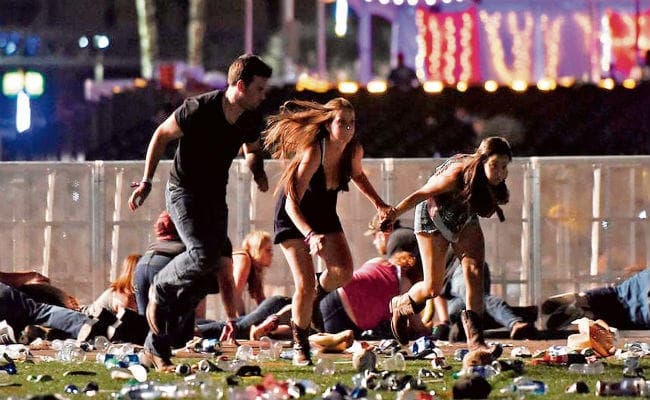 आत्मघाती बंदूक संस्कृति : अपने ही हथियारों से लहूलुहान अमेरिका, क्यों हैं इतनी बंदूकें अमेरिका के पास