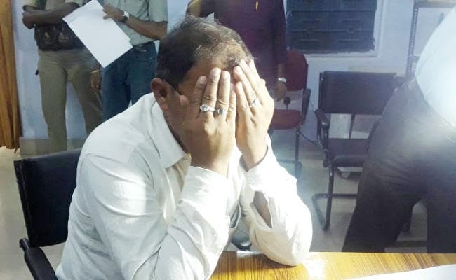 Jamshedpur : टेल्को थाना के एएसआइ औरंगजेब घूस लेते गिरफ्तार