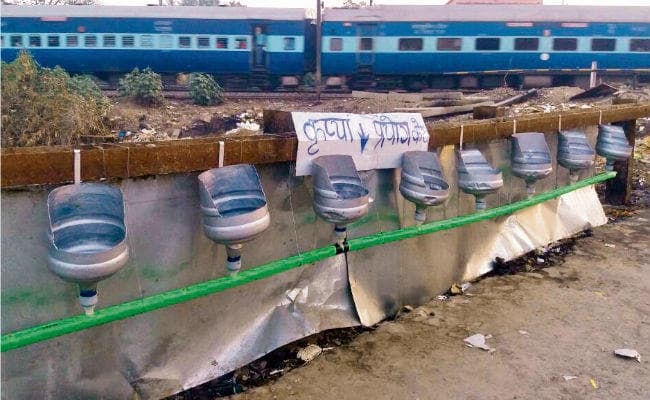 बिहार : ...और युवाओं ने खुद के खर्च से बनाया यूरिनल