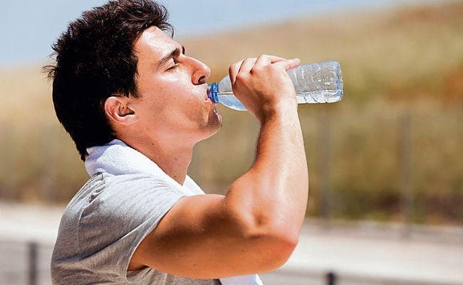जरूरत से ज्यादा पानी पीना भी सेहत के लिए है नुकसानदेह, जानें कैसे, और कितना पीना चाहिए प्रतिदिन