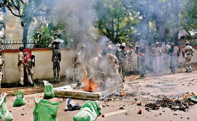 रांची : जंग के मैदान बने वीमेंस कॉलेज और आदिवासी छात्रावास, पथराव व लाठीचार्ज में डेढ़ दर्जन घायल