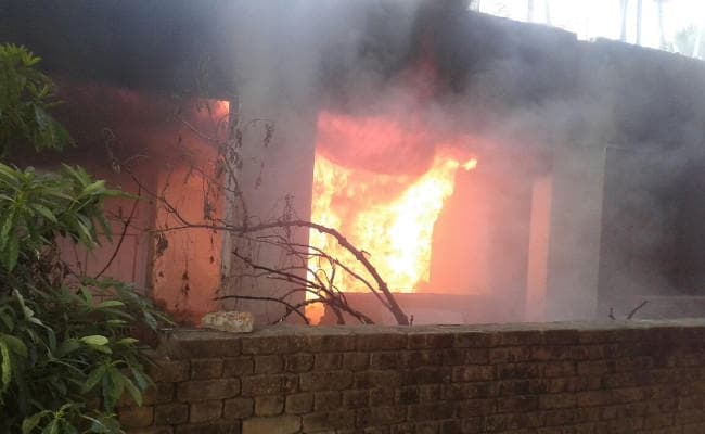 गोड्डा में टायर दुकान में भीषण आग