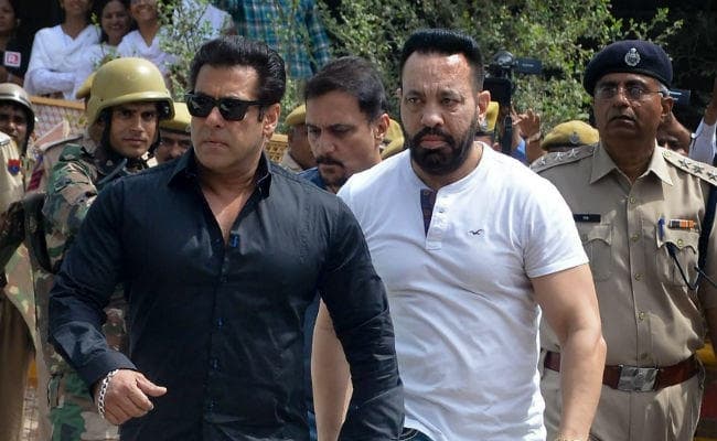 जेल में बंद सलमान की आज नहीं हुई जमानत, घर पर इंतजार करते रहे चाहनेवाले