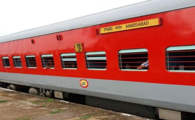 VIDEO : बिना इंजन के 10 KM दौड़ी यात्रियों से भरी अहमदाबाद-पुरी एक्सप्रेस, 7 रेलकर्मी सस्पेंड