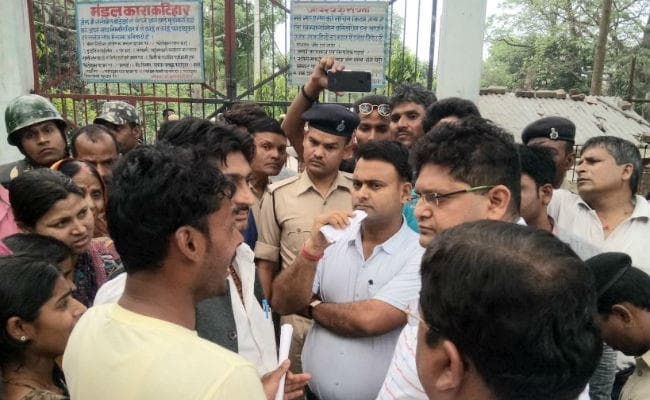 दबंग कैदियों ने रंगदारी नहीं देने पर शराब पीने के आरोपित कैदी को जेल में पीट-पीट कर मार डाला