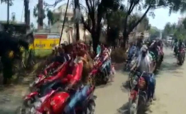 बाइक रैली के दौरान खुलेआम हथियार लहराते दिखे TMC कार्यकर्ता, देखें वीडियो