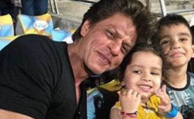 IPL 2018 : …और शाहरुख खान भी हो गये धौनी की बेटी जीवा के फैन, देखें तस्वीर IPL 2018 : …और शाहरुख खान भी हो गये धौनी की बेटी जीवा के फैन, देखें तस्वीर
