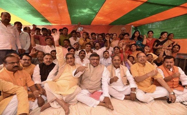 बिहार : उपवास के दौरान केंद्रीय मंत्रियों के बयान से गरमायी सियासत, जानें किसने क्या कहा