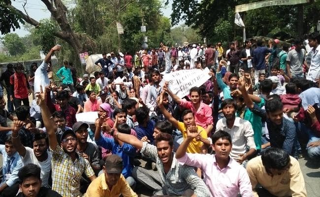 सड़क पर उतरे इंजीनियरिंग के स्टूडेंट, पुलिस ने भांजी लाठियां, साढ़े पांच घंटे तक...
