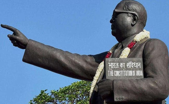 गुजरात में BJP नेताओं के माला पहनाने से ''दूषित'' हो गये आंबेडकर, दलितों ने दूध से धोकर किया प्रतिमा का शुद्धिकरण