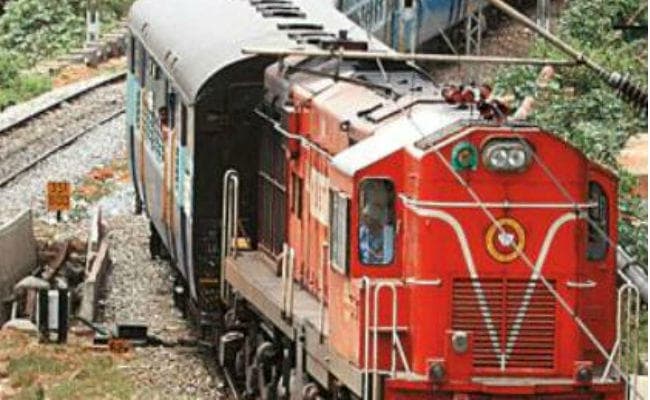 इंटर लॉकिंग के कारण मुजफ्फरपुर-हाजीपुर के बीच कई ट्रेनें हुईं डायवर्ट, सभी स्टेशनों पर रुकेगी कुछ ट्रेनें