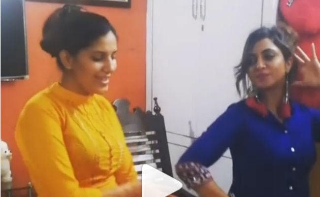 सपना चौधरी और अर्शी खान का ''मेरे रश्के कमर...'', देखें वीडियो