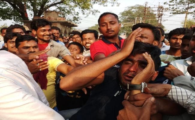 बिहार : सहरसा में सीएसपी संचालक की डिक्की से पैसा उड़ाने वाला युवक चढ़ा भीड़ के हत्थे, जमकर हुई पिटाई