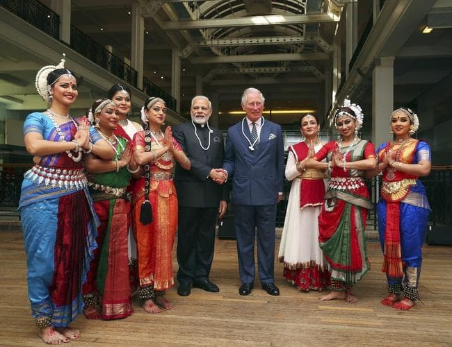 नमस्ते लंदन: प्रिंस चार्ल्स, प्रधानमंत्री थेरेसा और महारानी एलिजाबेथ से पीएम मोदी ने की मुलाकात