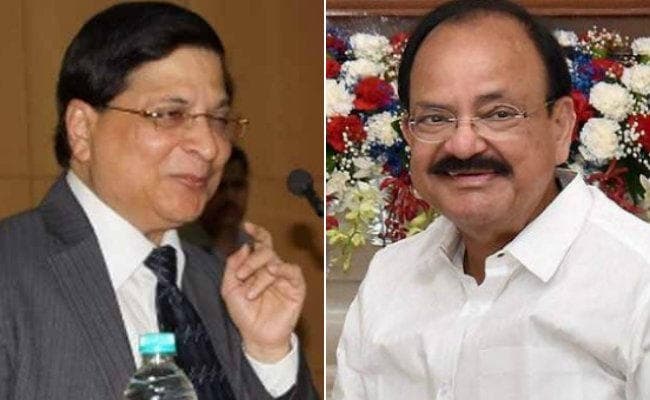 CJI पर महाभियोग : बीच रास्ते से दिल्ली लौटे वेंकैया, आज हो सकती है PM मोदी से मुलाकात, कांग्रेस लगातार हमलावर