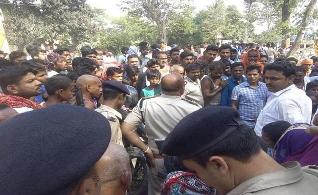 बिहार : वैशाली में दिनदहाड़े युवती की गोली मारकर हत्या, विरोध में सड़क जाम