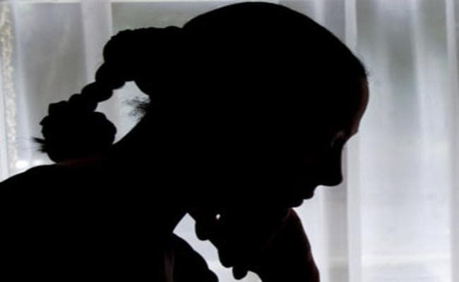 प्रेमी के घर के सामने धरने पर बैठी प्रेमिका