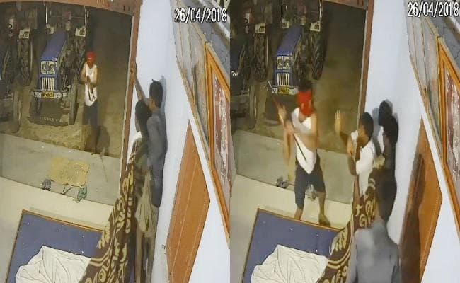 #VIDEO : राइफल के बल पर आधी रात को अपराधियों ने दो घंटे तक मचाया तांडव, व्यवसायी को पीटा, घटना CCTV में कैद