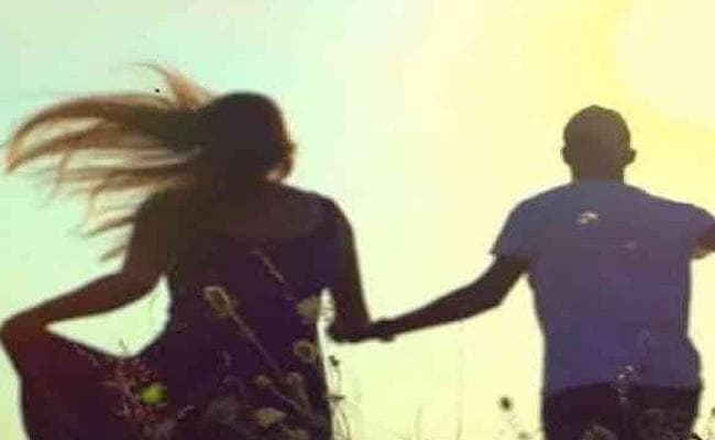 शादी से महज एक दिन पहले कमरे की खिड़की तोड़कर प्रेमी संग फरार हुई युवती