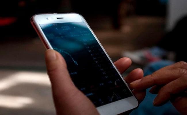 मोबाइल चलाने से मना करने पर आठवीं कक्षा के छात्र ने शिक्षिका को पीटा