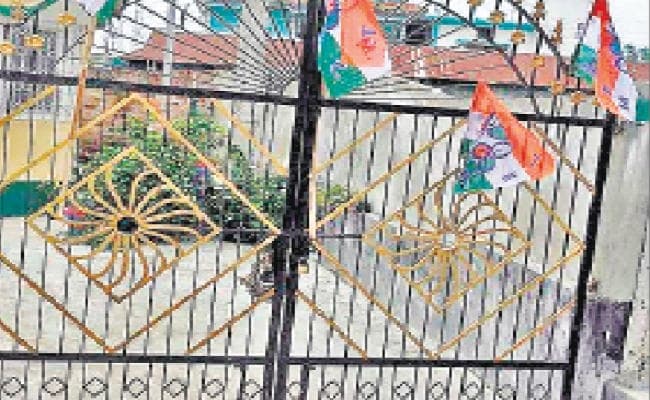 भाजपा प्रत्याशी के घर पर तृणमूल ने जड़ा ताला