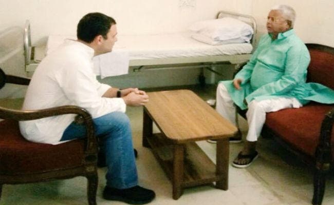 एम्स में लालू से मिले राहुल गांधी, जाना स्वास्थ्य का हाल, राजनीतिक गलियारे में चर्चा शुरू