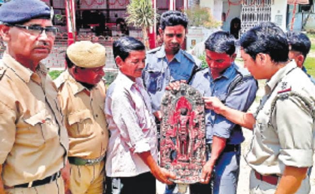 तालाब खोदते वक्त प्राचीन प्रतिमा बरामद