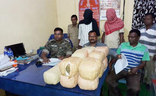 धनबाद : छापेमारी के दौरान 14 बंडल गांजा जब्त, एक गिरफ्तार