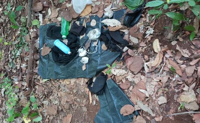 जमशेदपुर में नक्सलियो से भीषण मुठभेड़, एक करोड़ का इनामी नक्सली जंगल में घिरा, हथियार बरामद