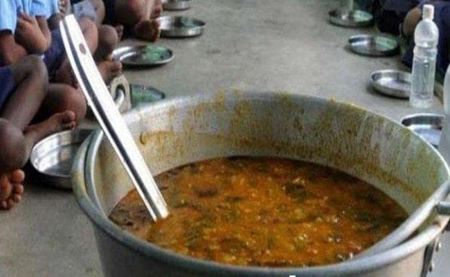 बिहार : कैमूर जिले में कार्यरत 100 रसोईयों को शिक्षा विभाग ने किया सेवा मुक्त