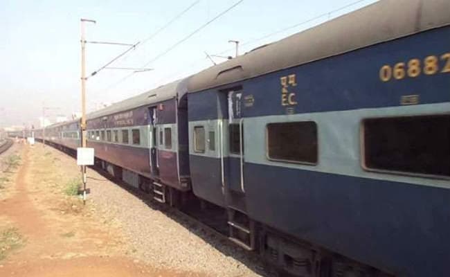 हथियार दिखा कर पटना-कोलकाता एक्सप्रेस की स्लीपर बोगी में लूटपाट