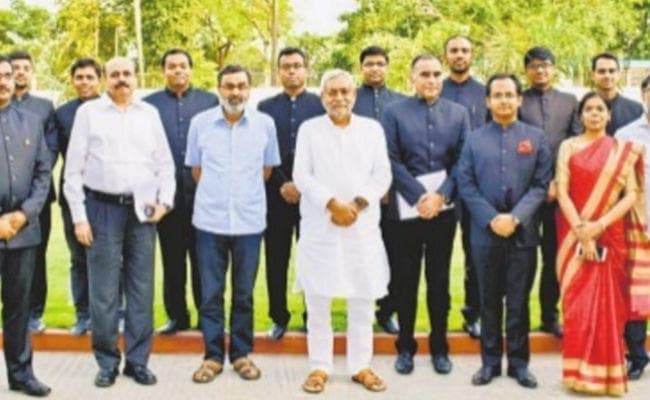 बिहार : सीएम ने ट्रेनी आईएएस अफसरों को दिये टिप्स, कहा, कुछ ऐसा काम करें कि आपके प्रति सम्मान का भाव पैदा हो